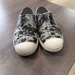 Native Kids Camo Slip-On Shoes - Black and Gray